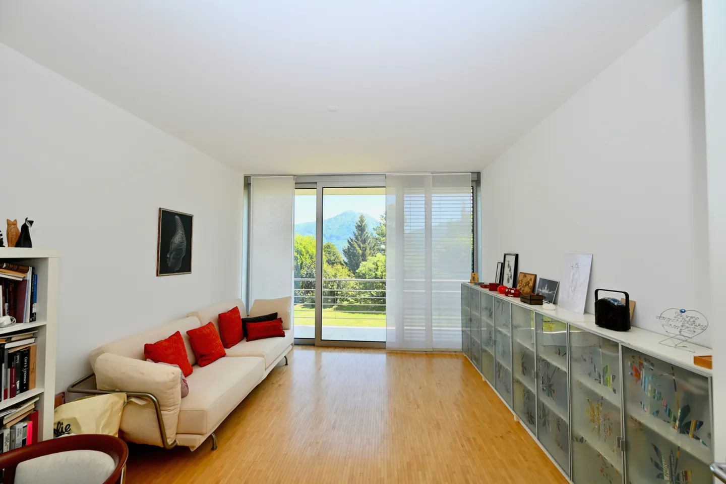 Elegante Moderne Villa Umgeben von Grün mit Panoramablick auf den Luganersee - Foto 20 von 29