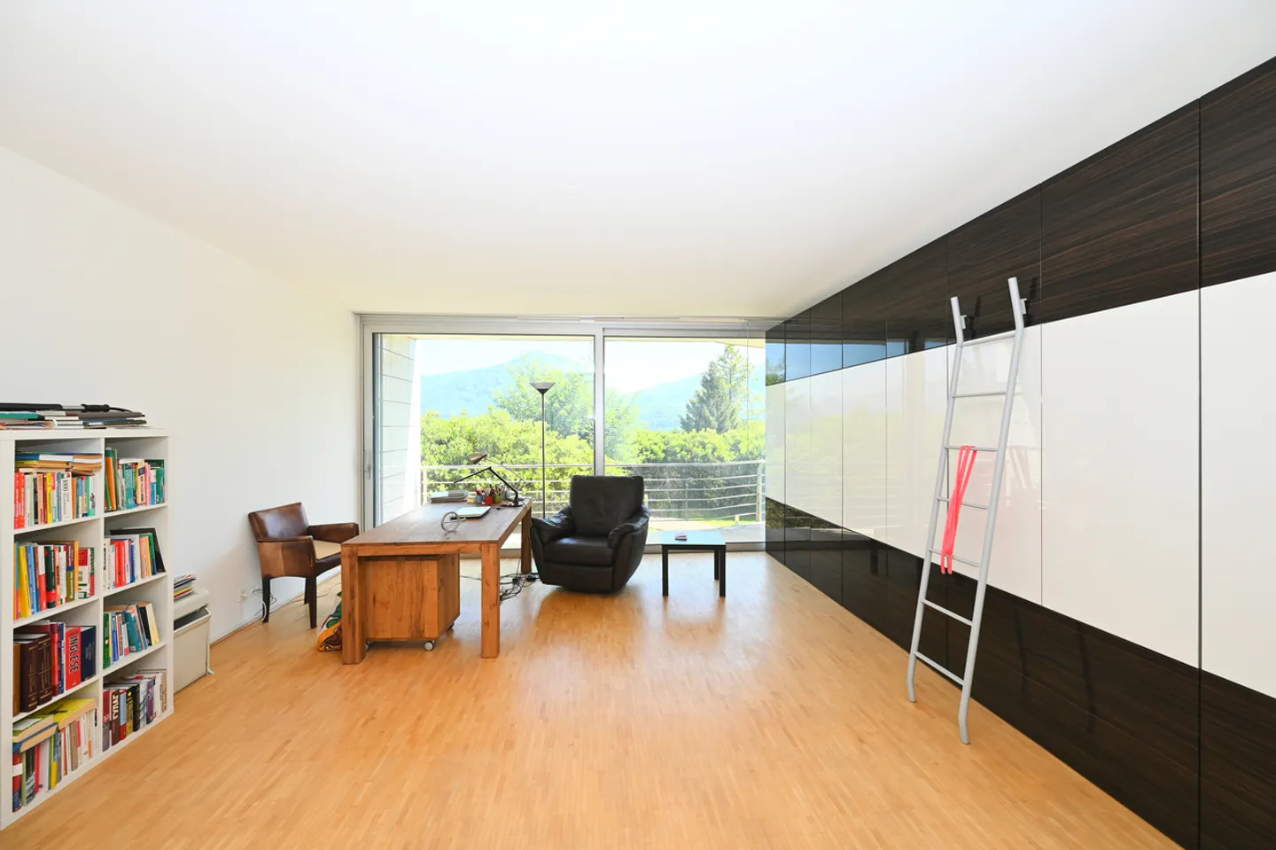 Elegante Moderne Villa Umgeben von Grün mit Panoramablick auf den Luganersee - Foto 21 von 29
