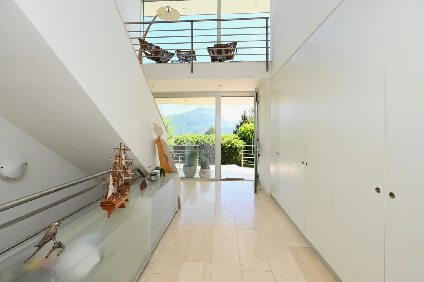 Elegante Moderne Villa Umgeben von Grün mit Panoramablick auf den Luganersee - Foto 24 von 29