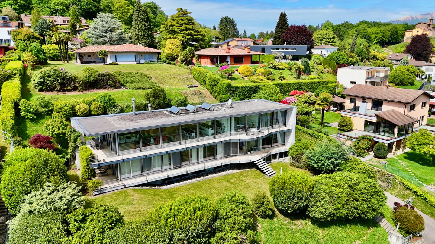 Elegante Moderne Villa Umgeben von Grün mit Panoramablick auf den Luganersee - Foto 5 von 29