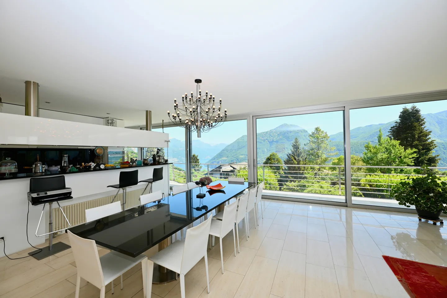 Elegante Moderne Villa Umgeben von Grün mit Panoramablick auf den Luganersee - Foto 7 von 29