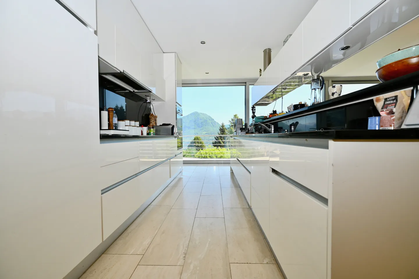 Elegante Moderne Villa Umgeben von Grün mit Panoramablick auf den Luganersee - Foto 9 von 29