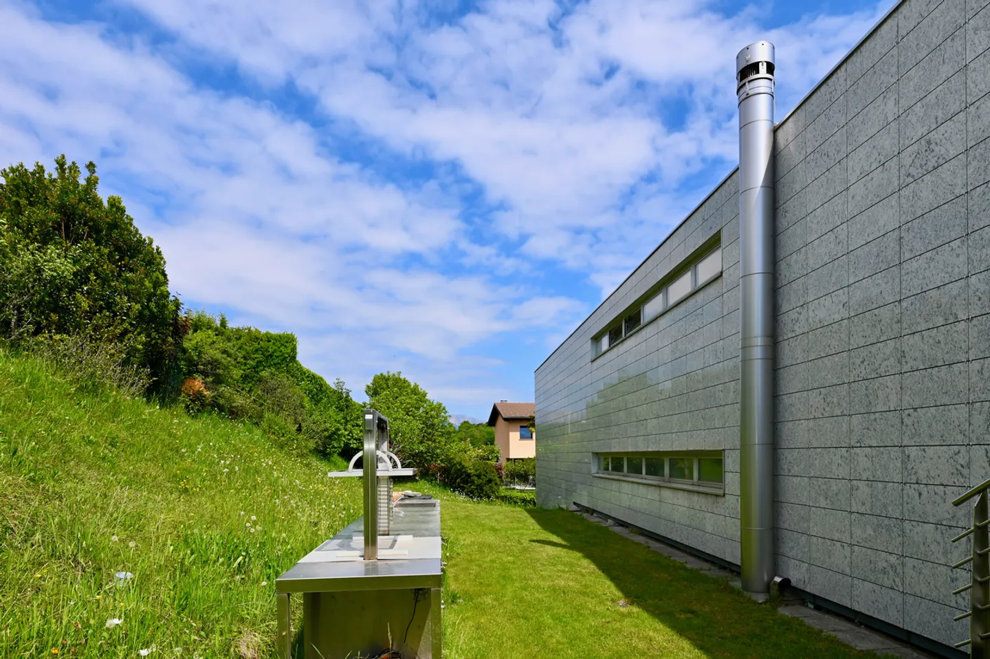 Elegante Moderne Villa Umgeben von Grün mit Panoramablick auf den Luganersee - Foto 28 von 29