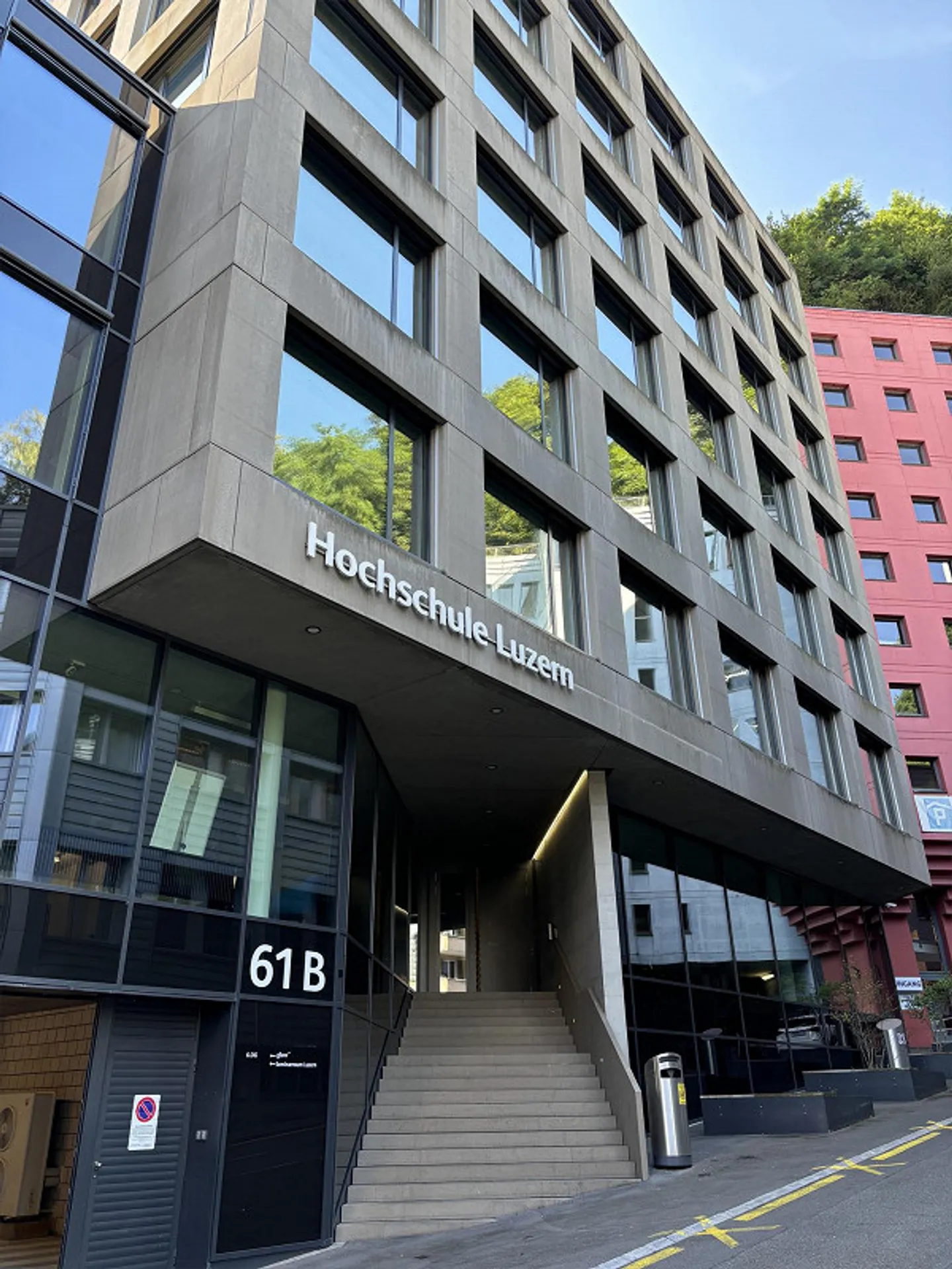 Ex-scuola a Lucerna – Uso versatile per attività commerciali e uffici - Foto 1 di 9