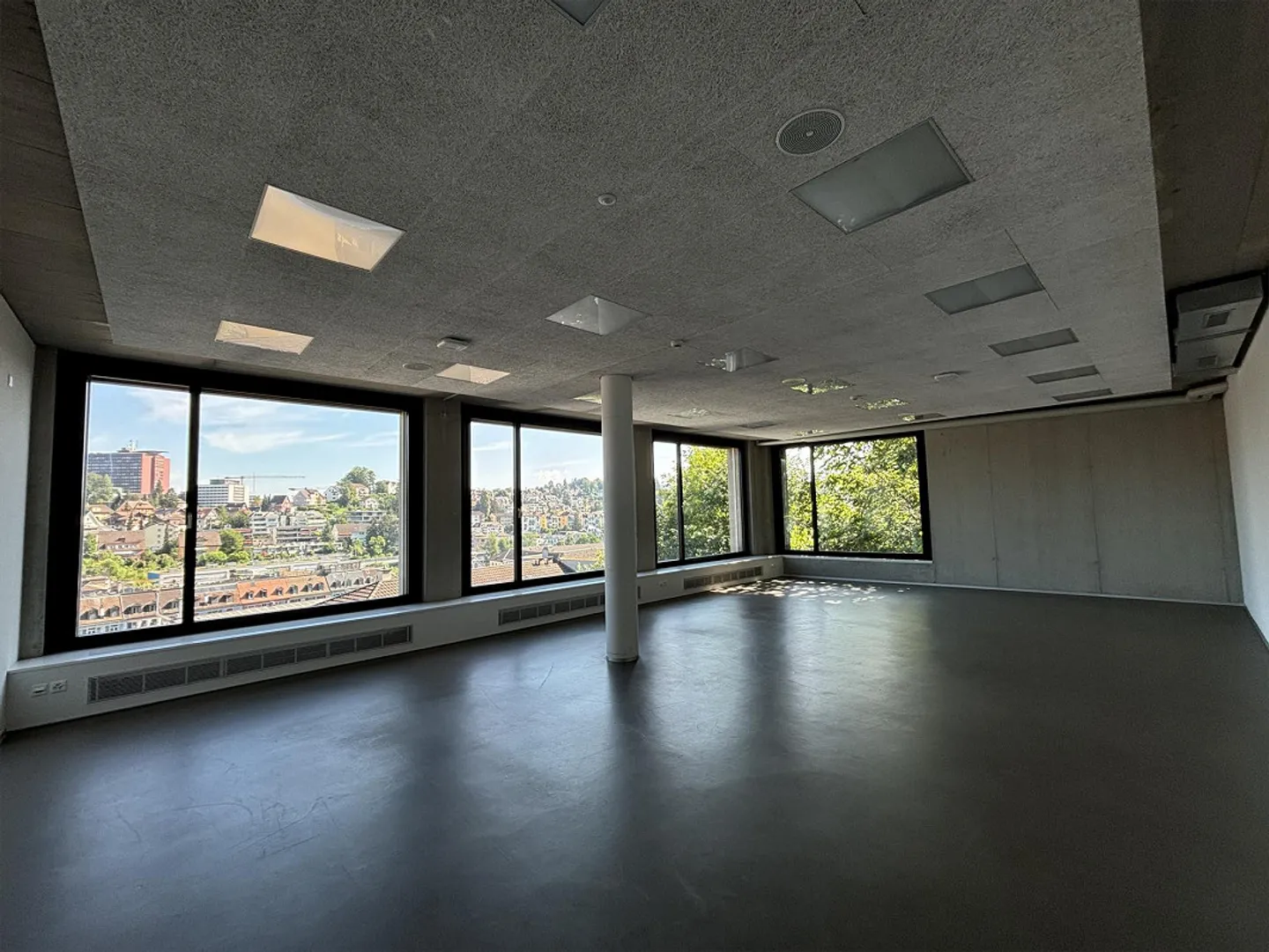 Ex-scuola a Lucerna – Uso versatile per attività commerciali e uffici - Foto 2 di 9