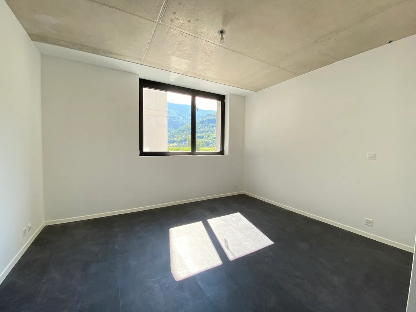 Magnificent 2.5 room modern apartment in Sion - Photo 3 of 6