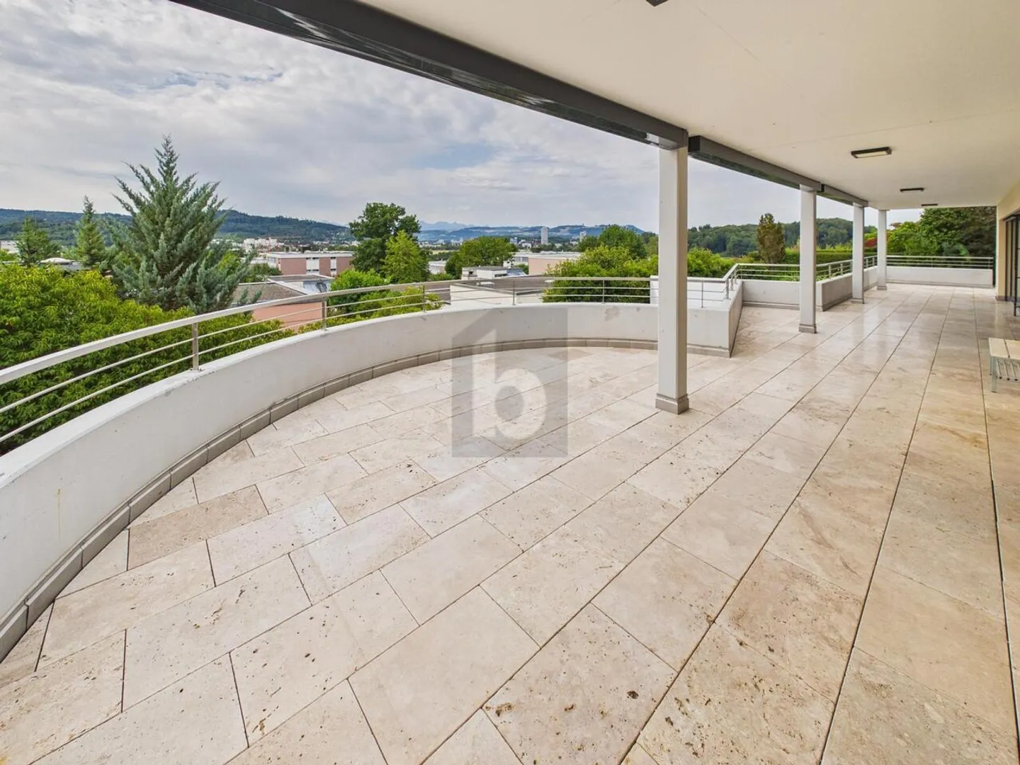 SPAZIOSO E STILOSO CON TERRAZZA SOLEGGIATA - Foto 1 di 6