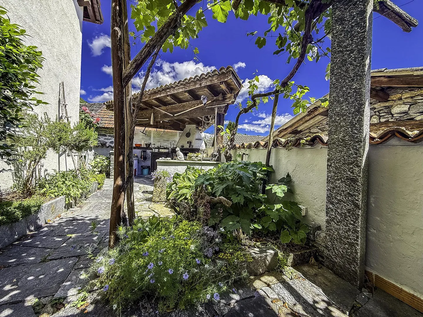 Typical Ticinese house in the picturesque village of Viona, in Brione sopra Minusio - Photo 7 of 23