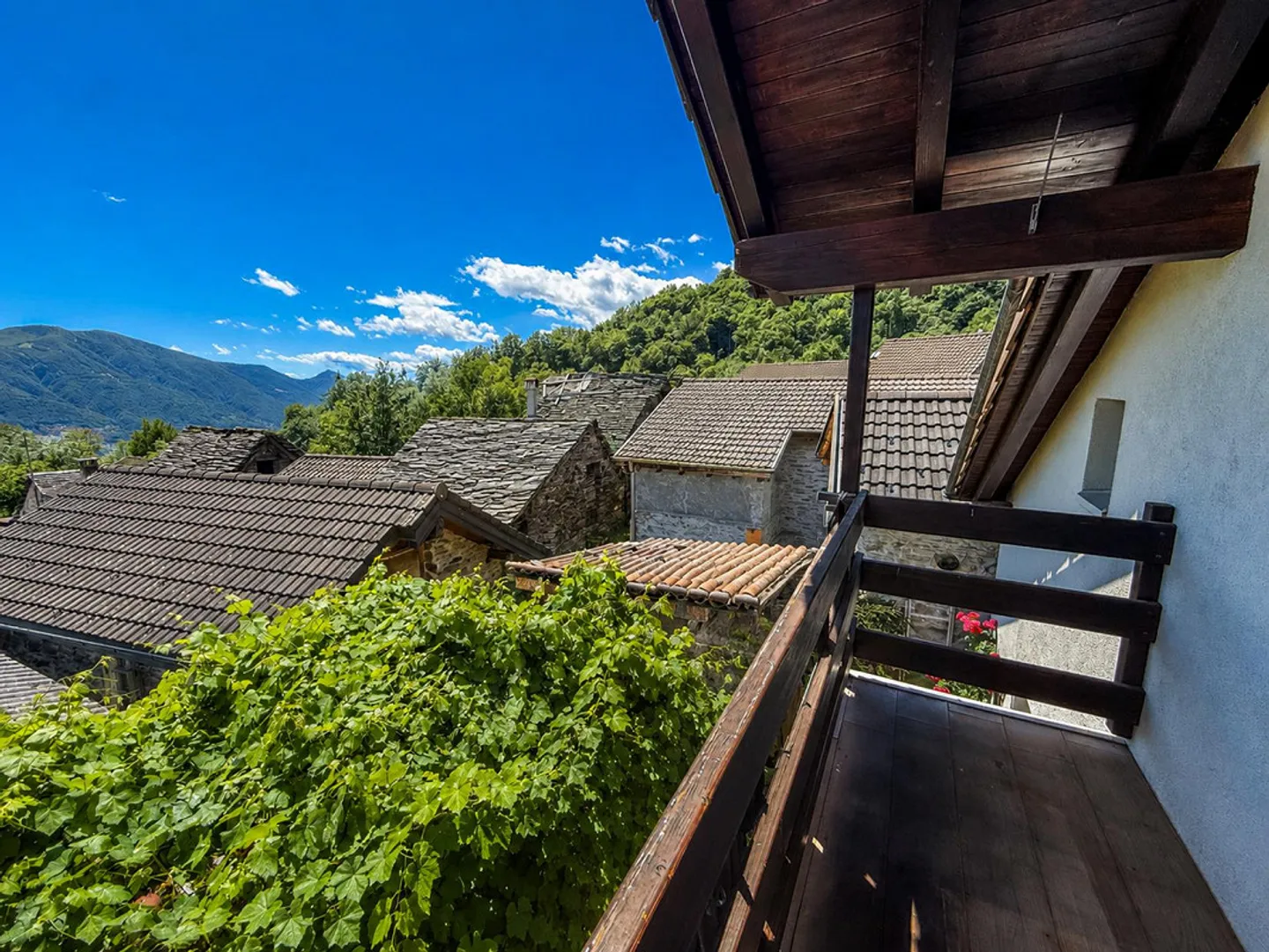 Typical Ticinese house in the picturesque village of Viona, in Brione sopra Minusio - Photo 20 of 23