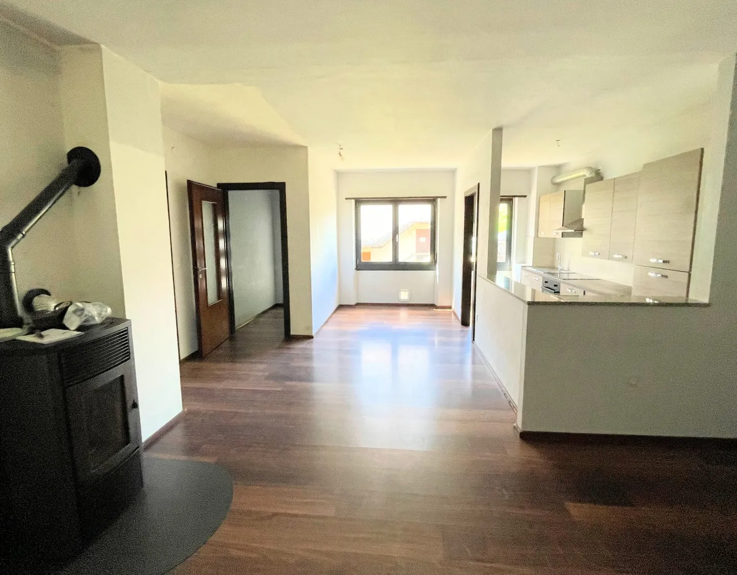 Casa spaziosa con due appartamenti in una posizione comoda e strategica - Foto 9 di 16