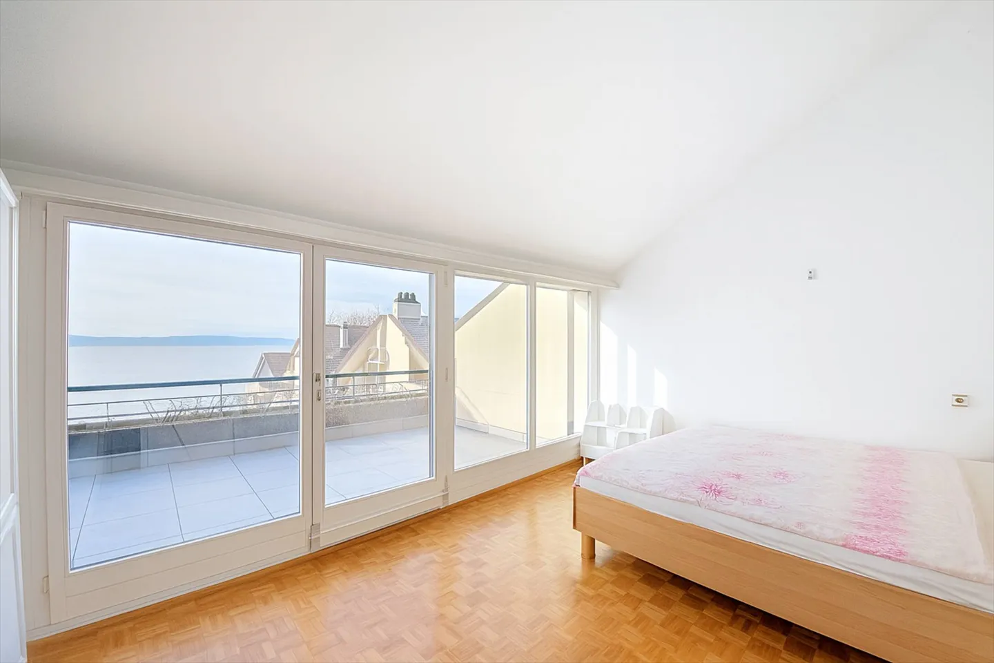 Ampio duplex di 3,5 locali con vista mozzafiato sul lago e sulle montagne - Foto 7 di 13