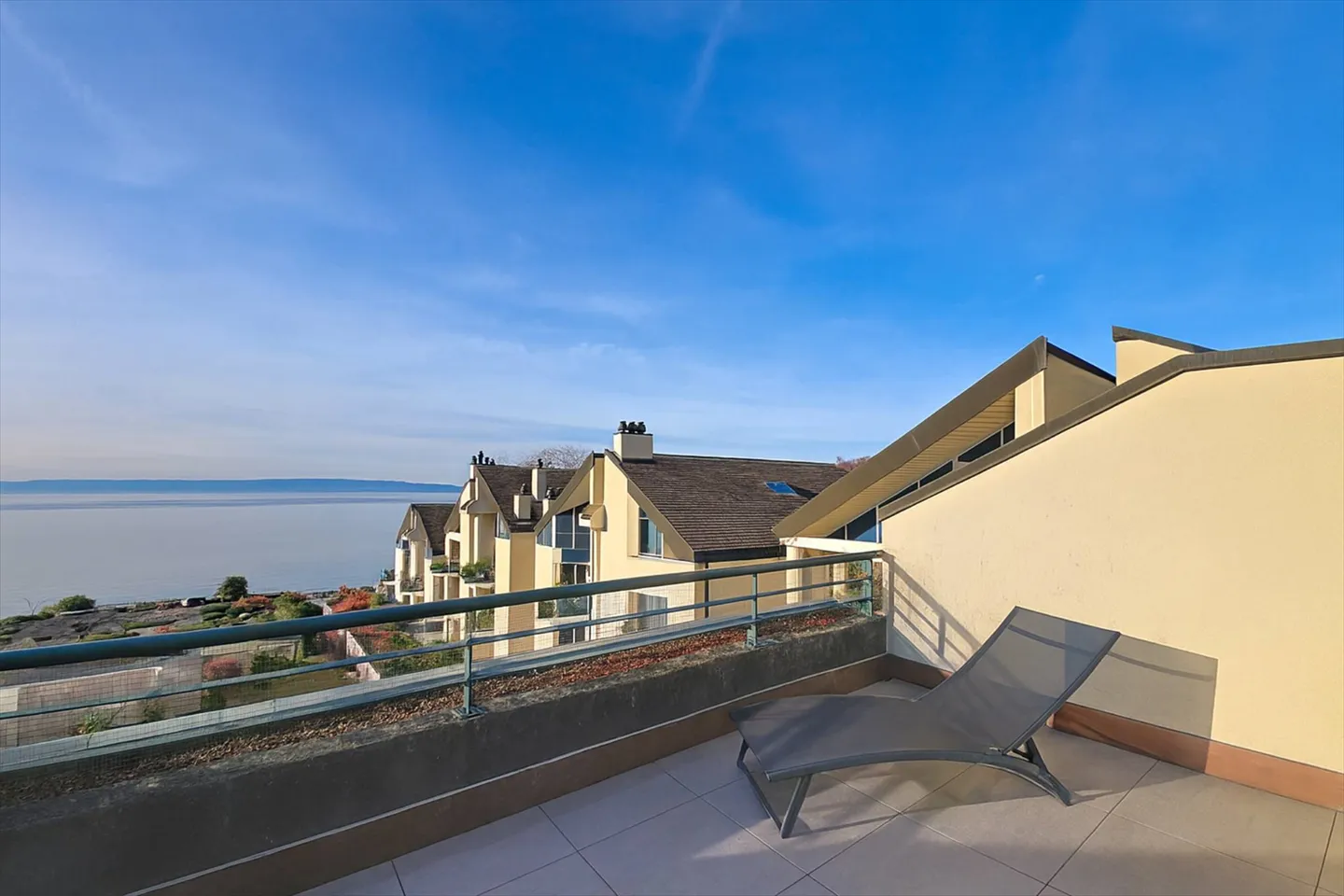 Ampio duplex di 3,5 locali con vista mozzafiato sul lago e sulle montagne - Foto 8 di 13