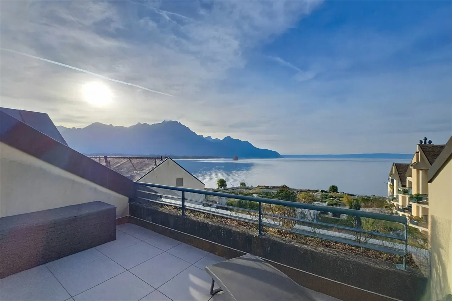 Ampio duplex di 3,5 locali con vista mozzafiato sul lago e sulle montagne - Foto 9 di 13