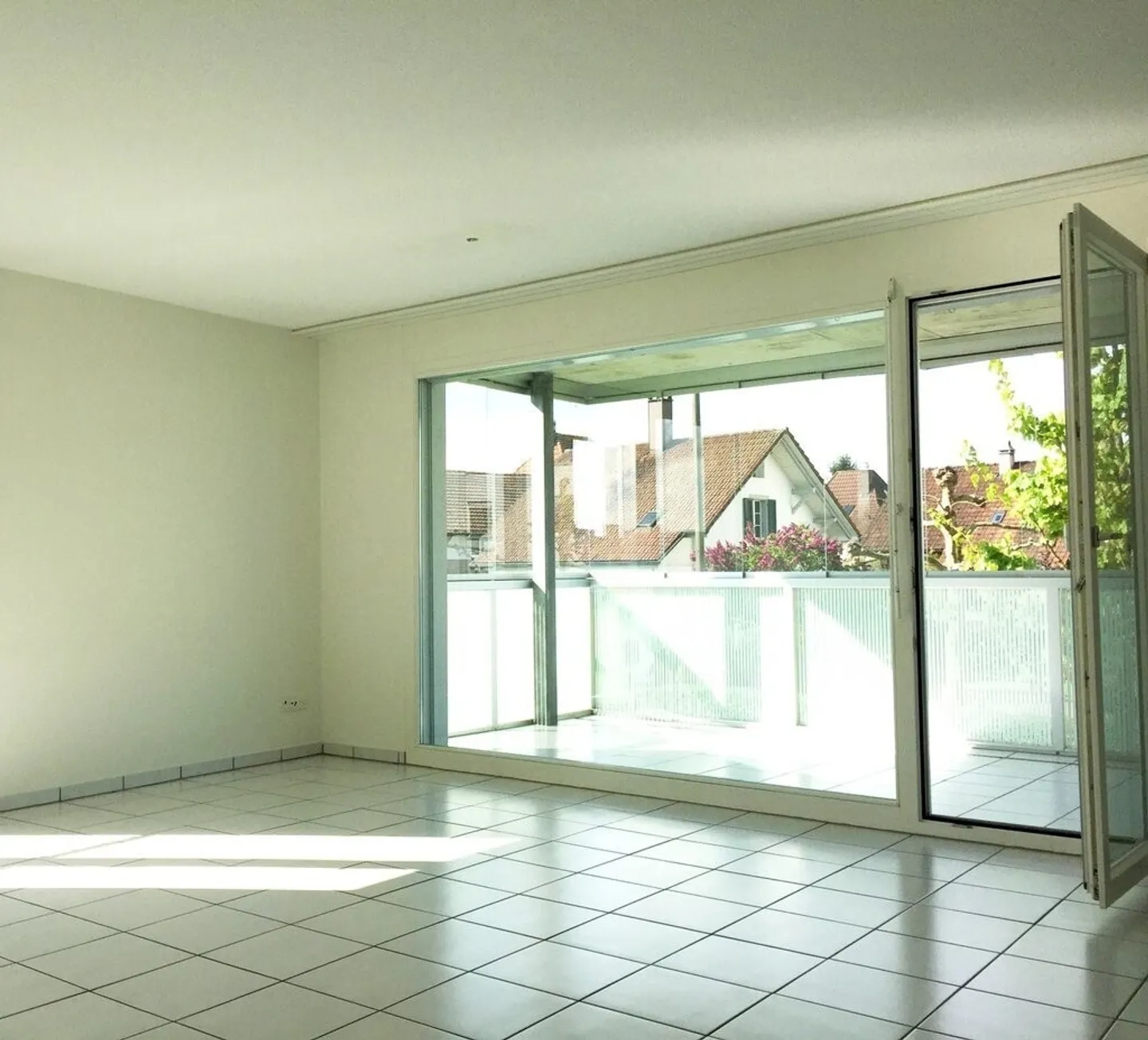 Apartment seeks single - Photo 2 of 6