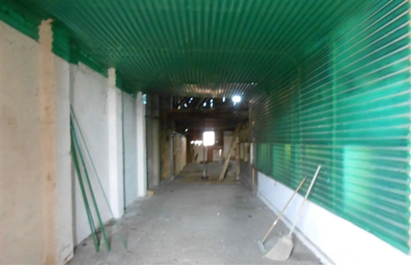 Dépôt d'environ 230 m² (ancienne grange), tel quel - Durée limitée - Photo 2 sur 2