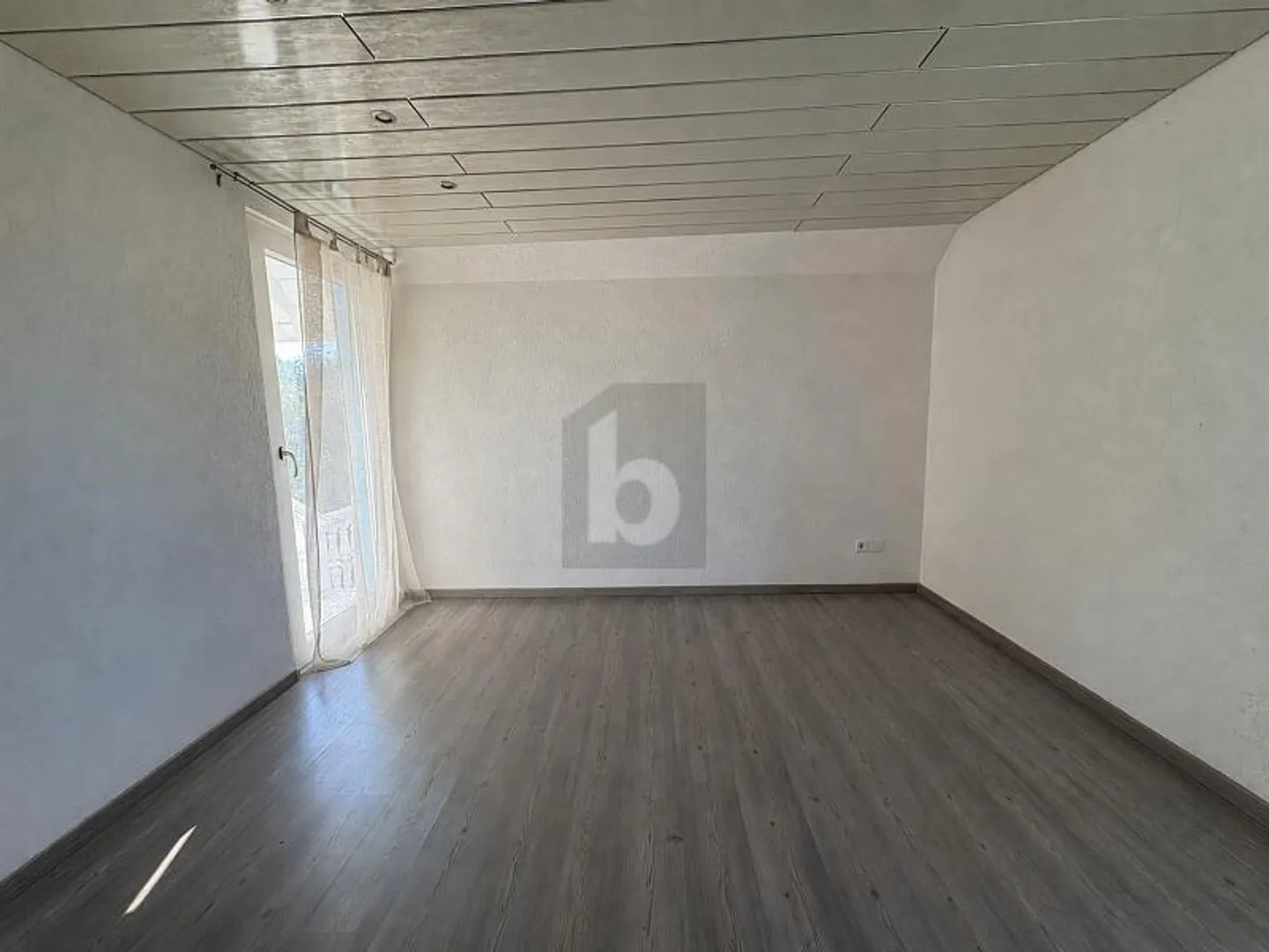 LARGE TERRACE IN A QUIET LOCATION - Photo 5 of 6