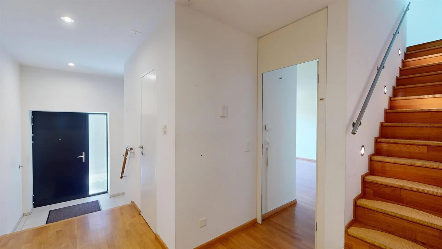 Beautiful 4.5-room maisonette apartment with covered balcony in a quiet location - Photo 4 of 12