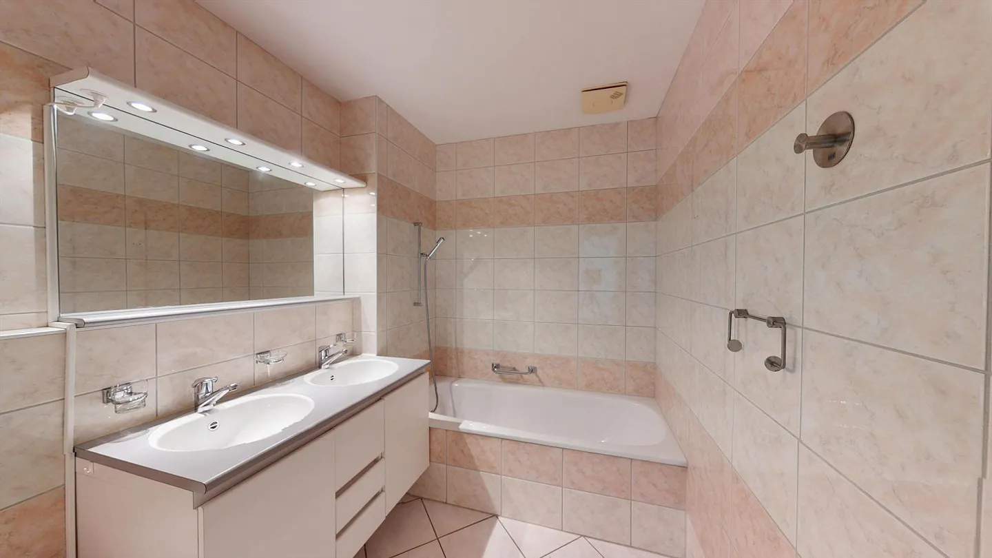 Beautiful 4.5-room maisonette apartment with covered balcony in a quiet location - Photo 8 of 12