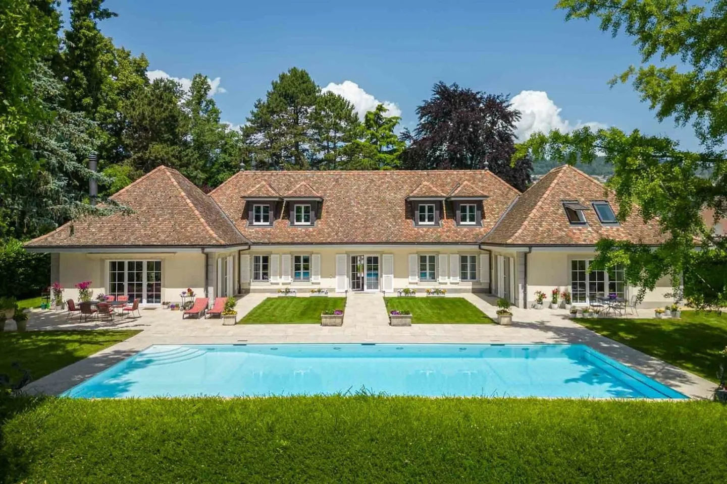 Rare and exclusive property with feet in the water - Photo 1 of 13
