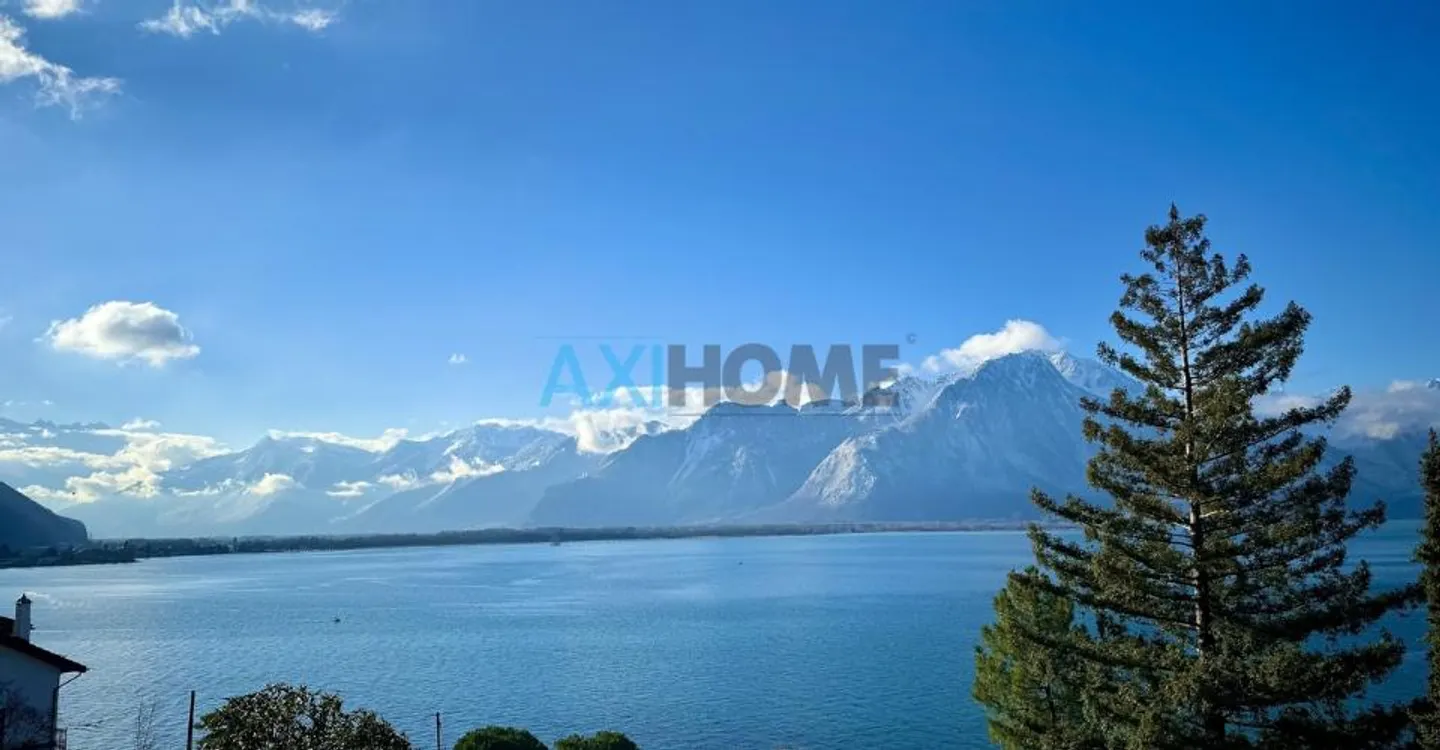 EXCLUSIVE, just steps from the lake with exceptional views - Photo 2 of 12