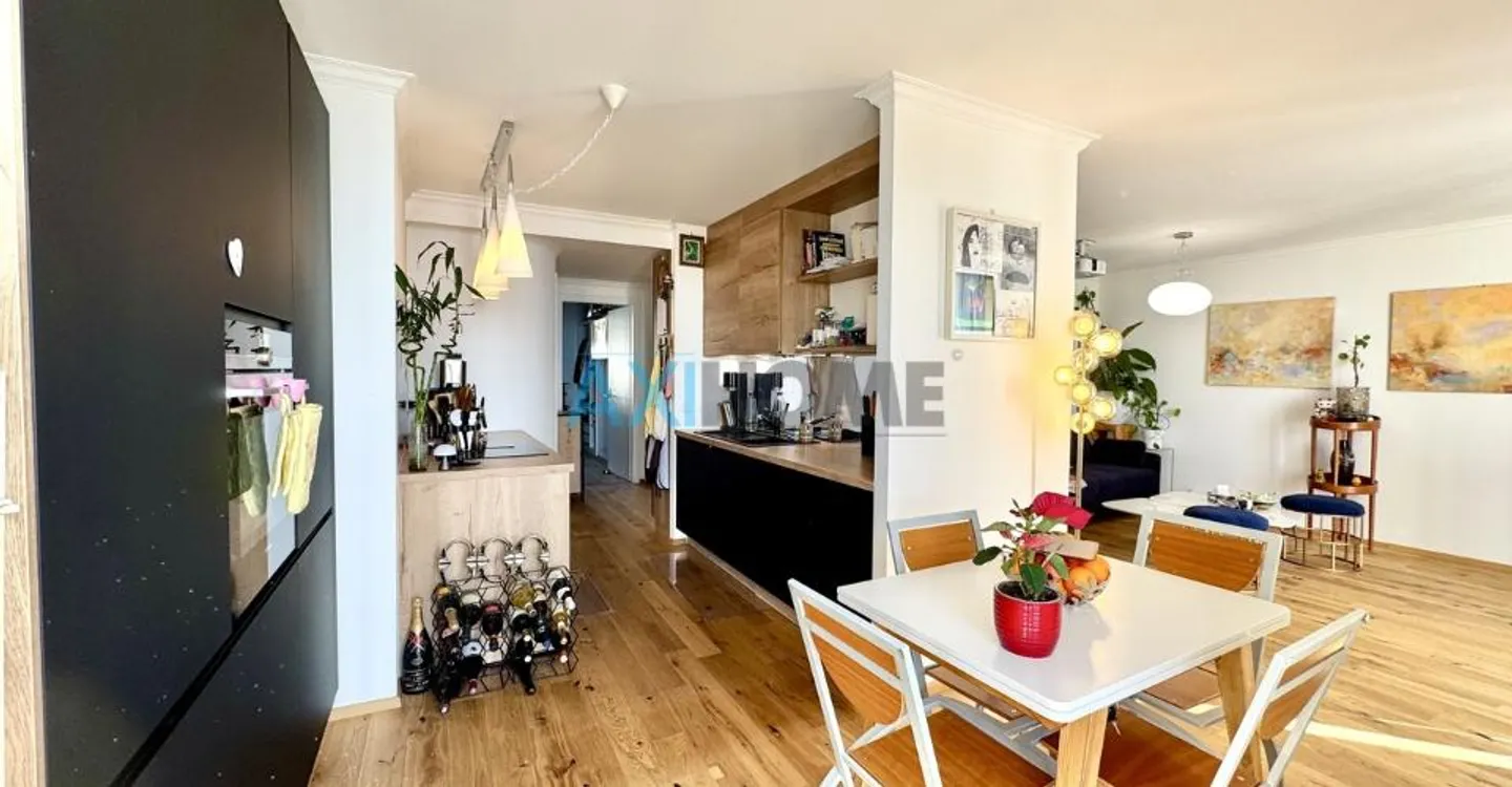 EXCLUSIVE, just steps from the lake with exceptional views - Photo 5 of 12