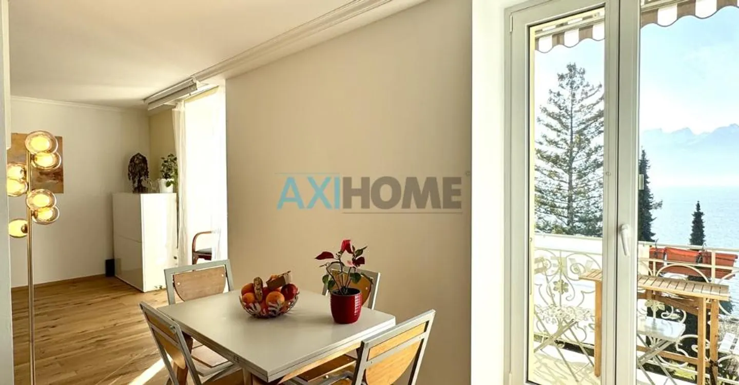 EXCLUSIVE, just steps from the lake with exceptional views - Photo 6 of 12