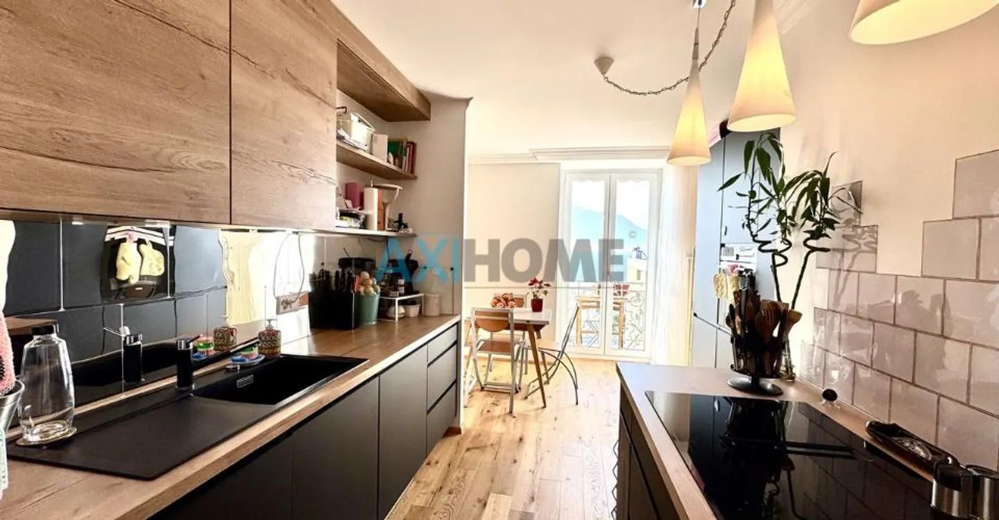 EXCLUSIVE, just steps from the lake with exceptional views - Photo 7 of 12