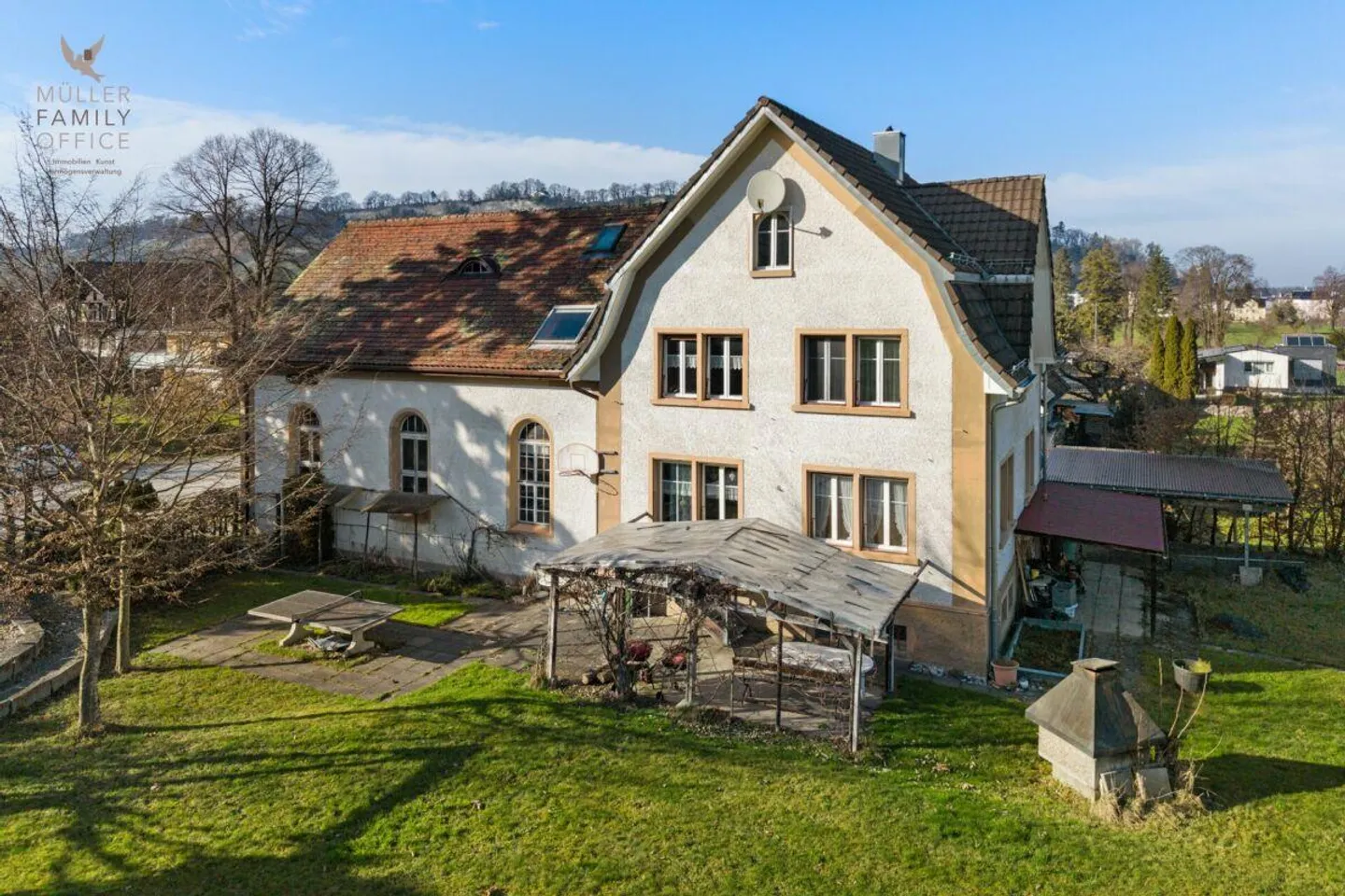 Straordinaria casa unifamiliare (ex chiesetta) in una posizione tranquilla con grande potenziale di sviluppo (casa multigenerazionale possibile) - Foto 2 di 13