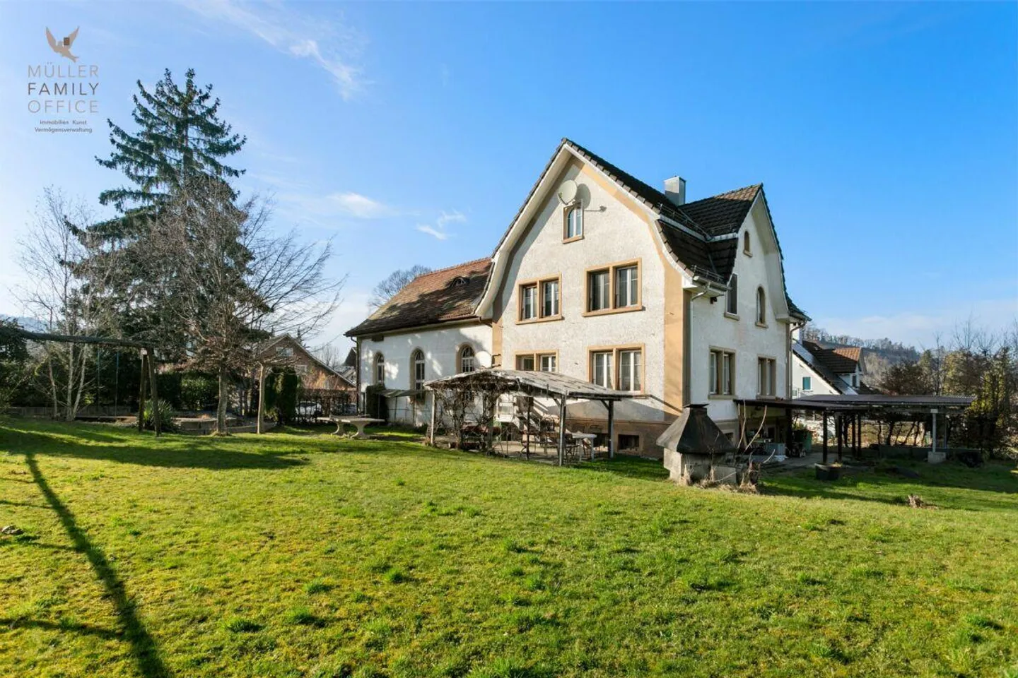 Straordinaria casa unifamiliare (ex chiesetta) in una posizione tranquilla con grande potenziale di sviluppo (casa multigenerazionale possibile) - Foto 3 di 13