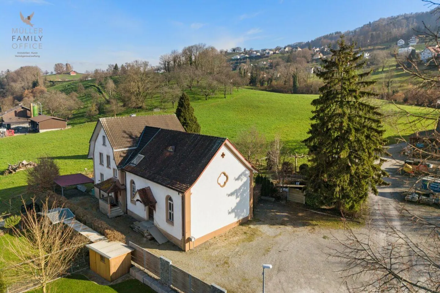 Straordinaria casa unifamiliare (ex chiesetta) in una posizione tranquilla con grande potenziale di sviluppo (casa multigenerazionale possibile) - Foto 4 di 13