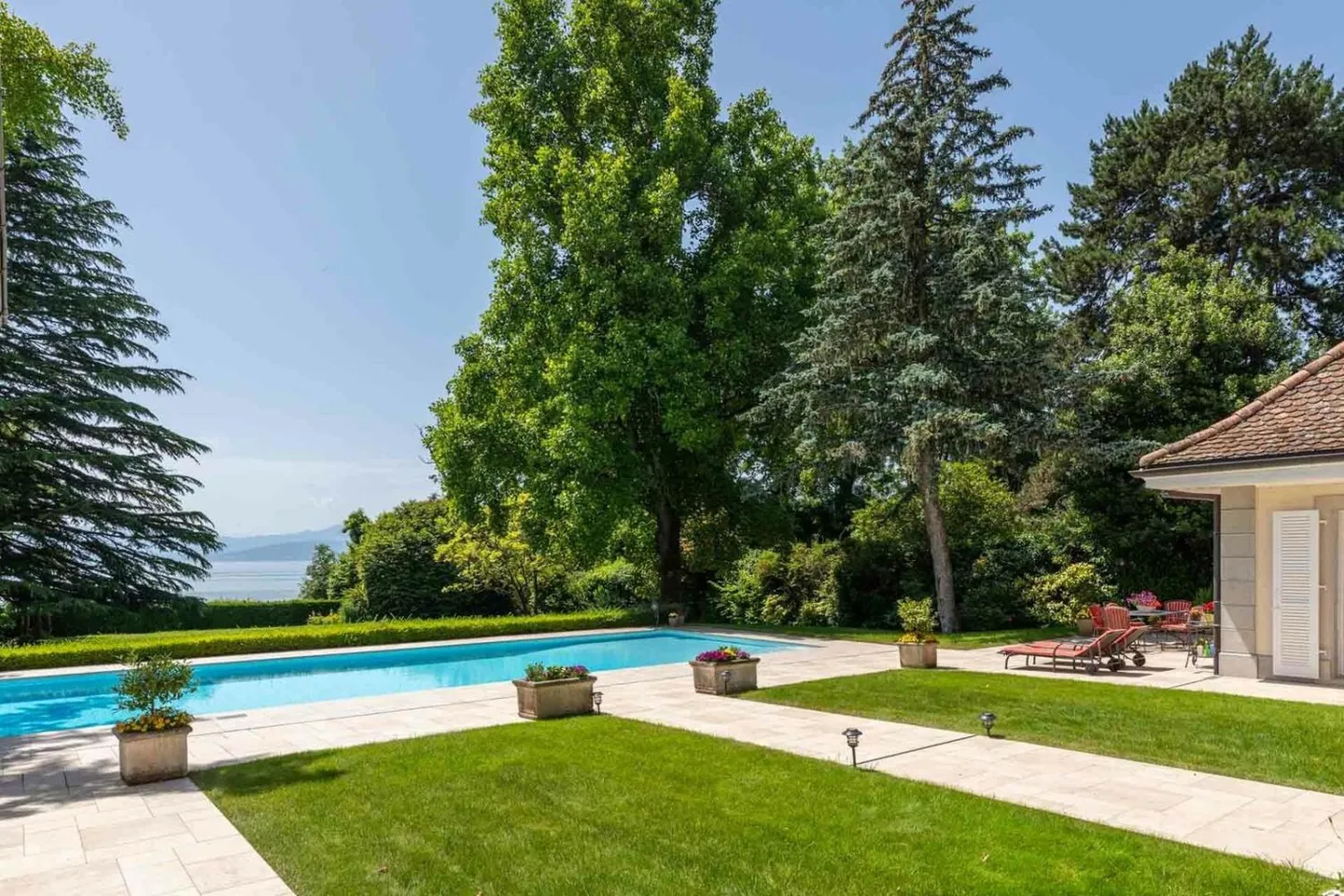 Rare and exclusive property with feet in the water - Photo 10 of 13