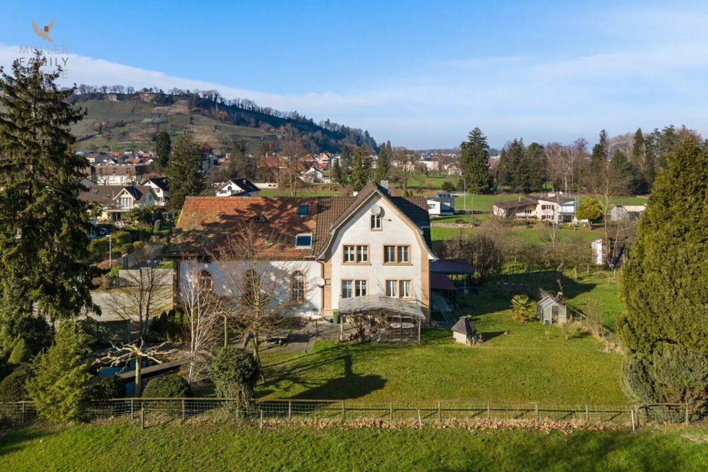 Straordinaria casa unifamiliare (ex chiesetta) in una posizione tranquilla con grande potenziale di sviluppo (casa multigenerazionale possibile) - Foto 1 di 13