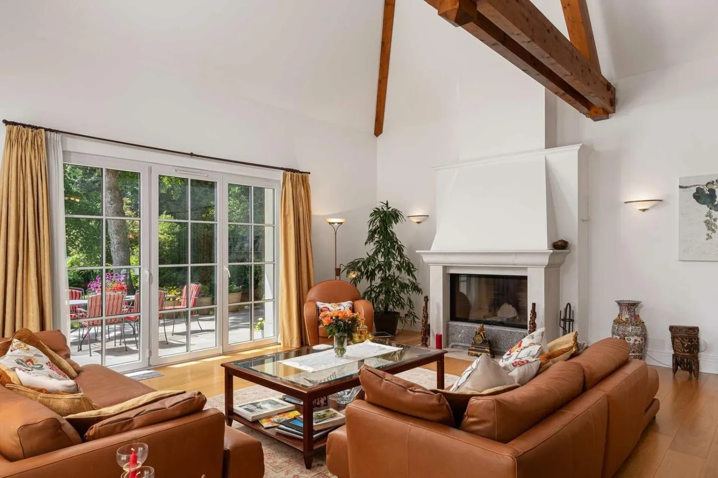 Rare and exclusive property with feet in the water - Photo 8 of 13