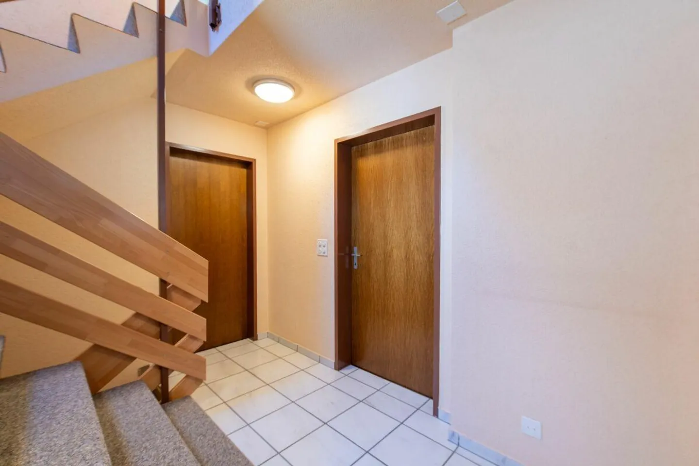 Casa bifamiliare ben tenuta con molto spazio per la vita familiare - Foto 9 di 21