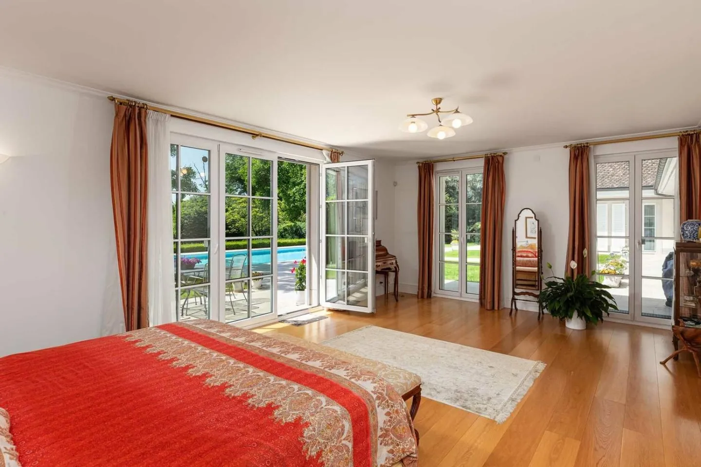 Rare and exclusive property with feet in the water - Photo 13 of 13