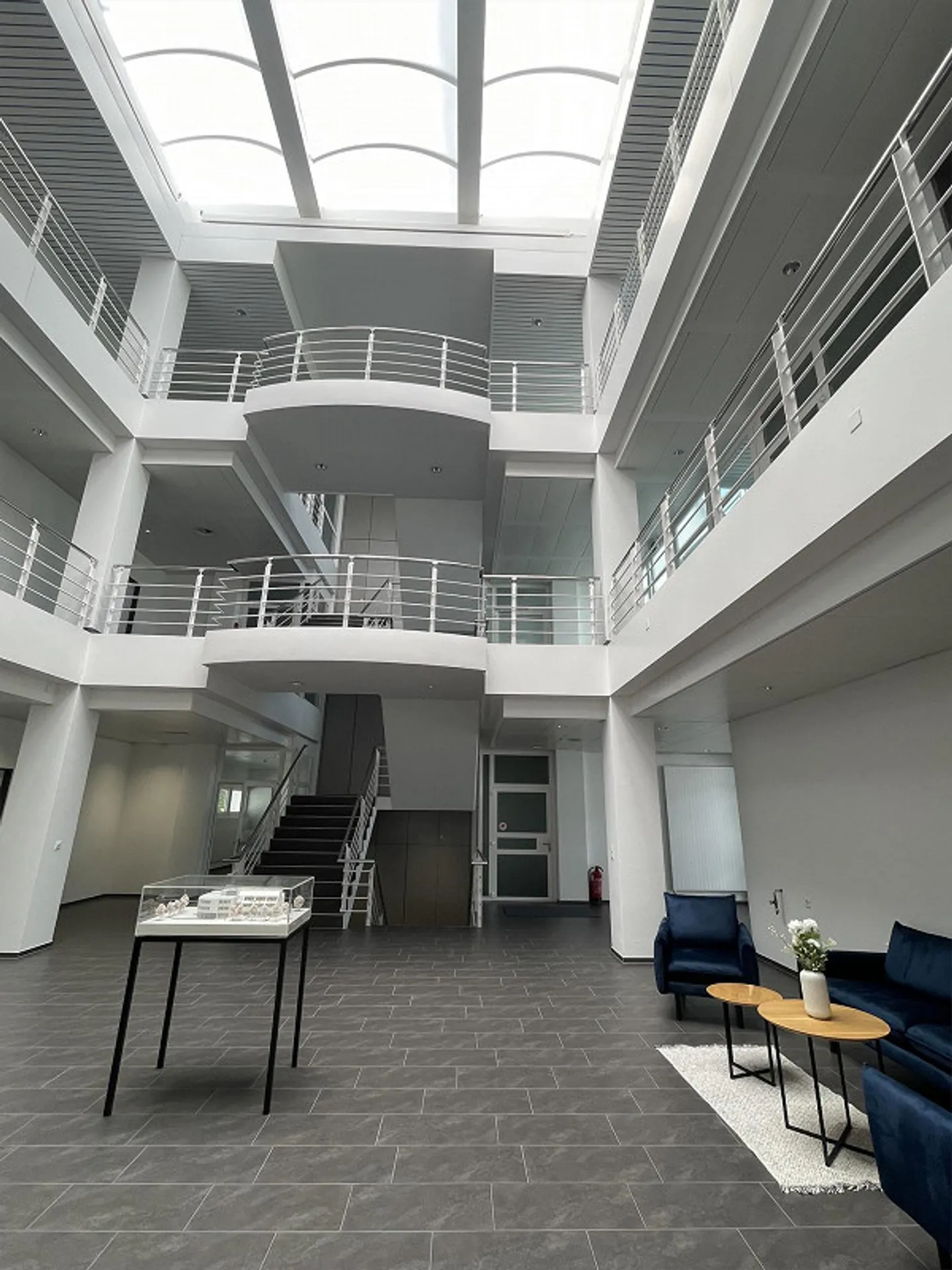 Spacious Office Space with Terrace - Photo 4 of 9