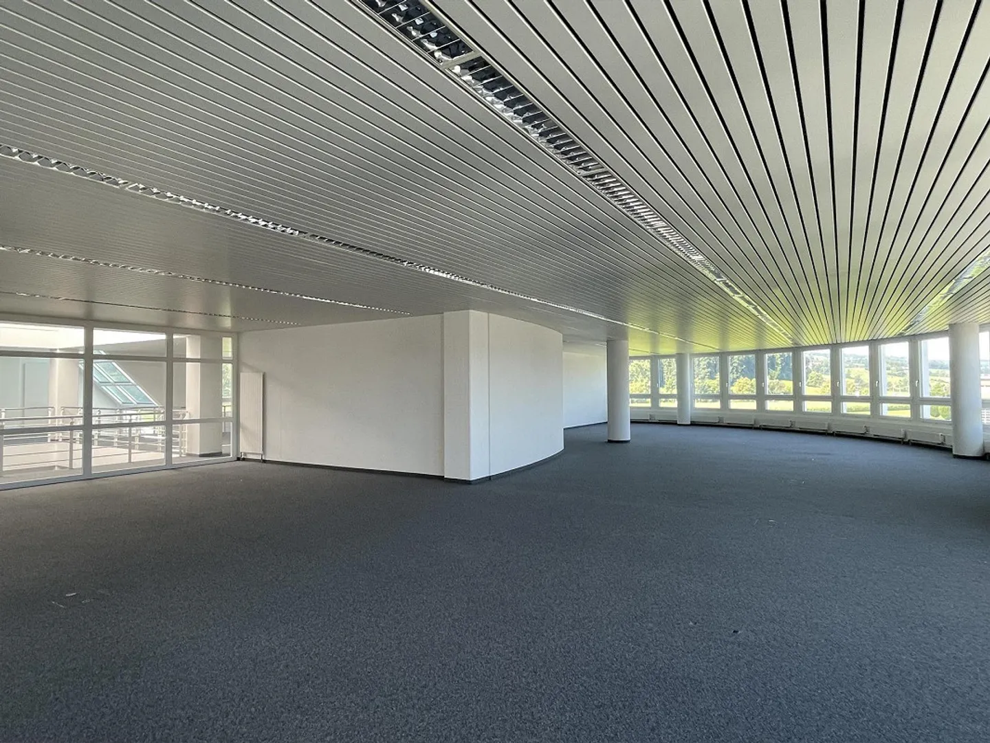 Spacious Office Space with Terrace - Photo 5 of 9