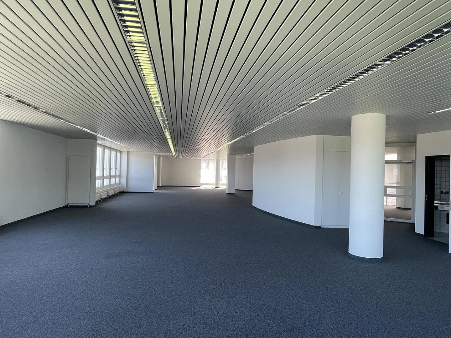 Spacious Office Space with Terrace - Photo 6 of 9
