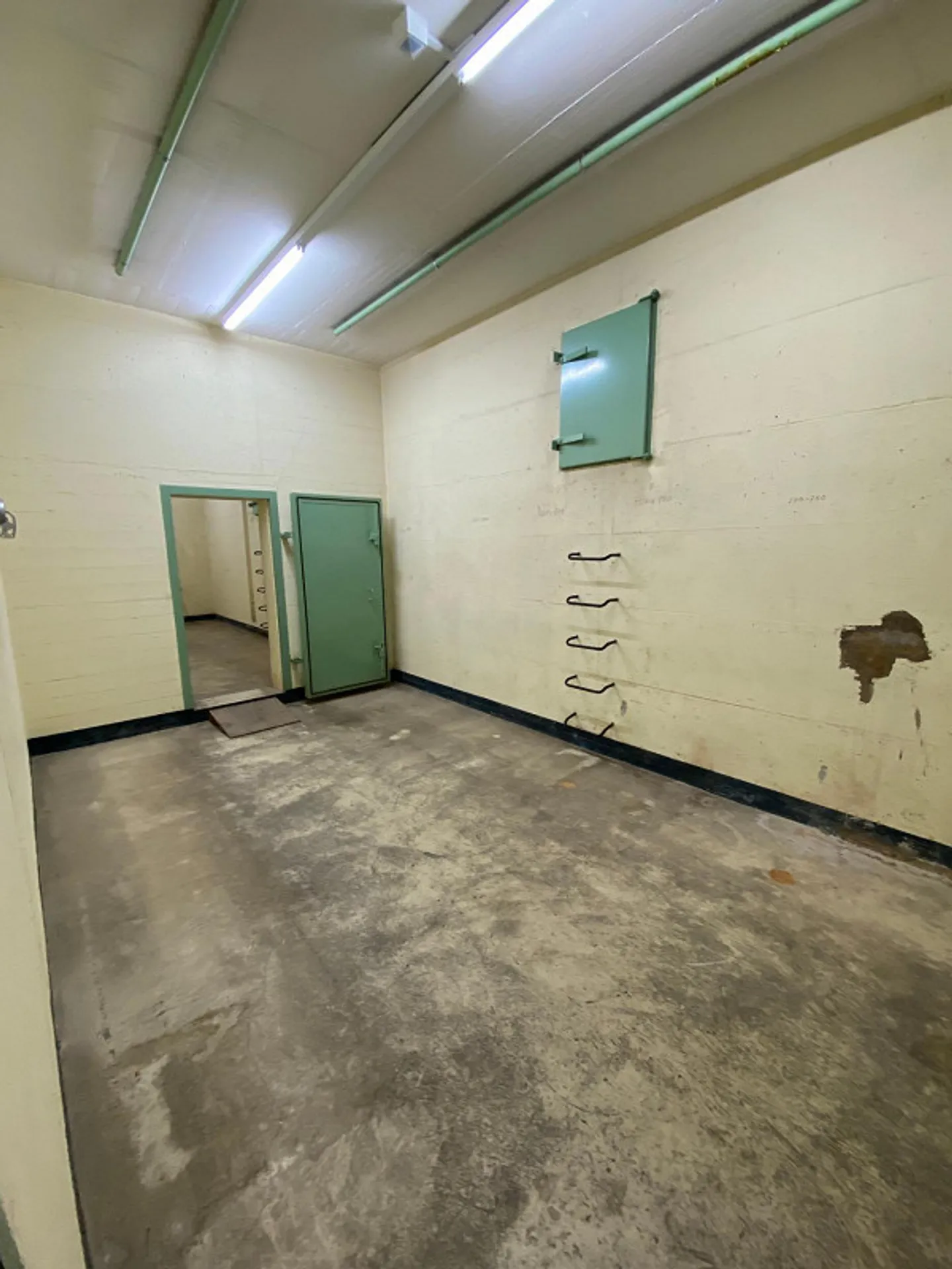 Storage room in a shelter with goods lift for rent - Photo 2 of 3