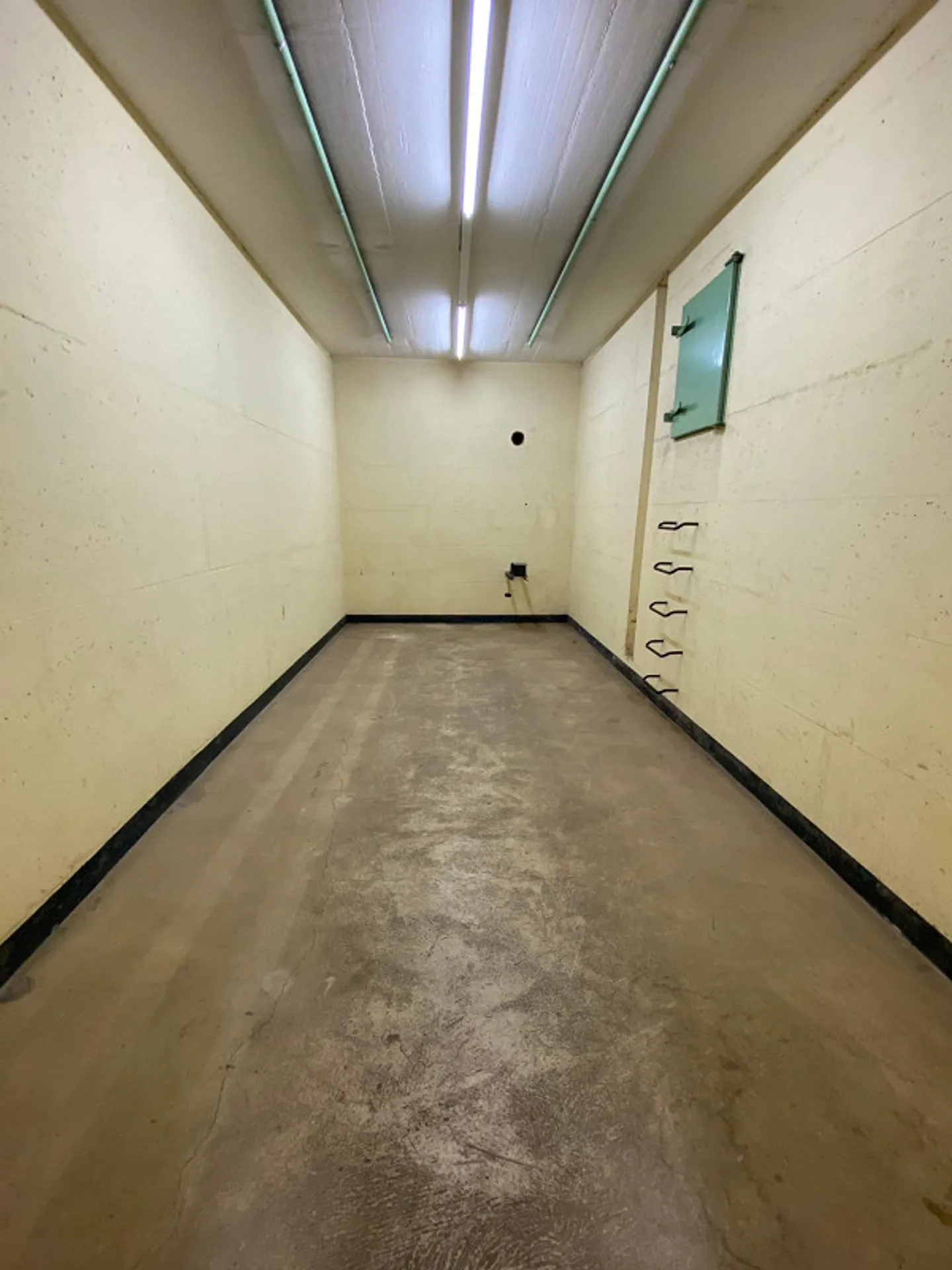 Storage room in a shelter with goods lift for rent - Photo 3 of 3