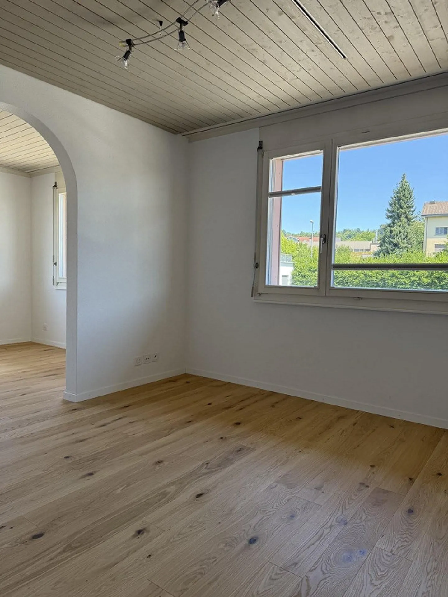 Ampio appartamento di 5,5 locali con terrazza, vista montagna e stufa svedese - Foto 8 di 13