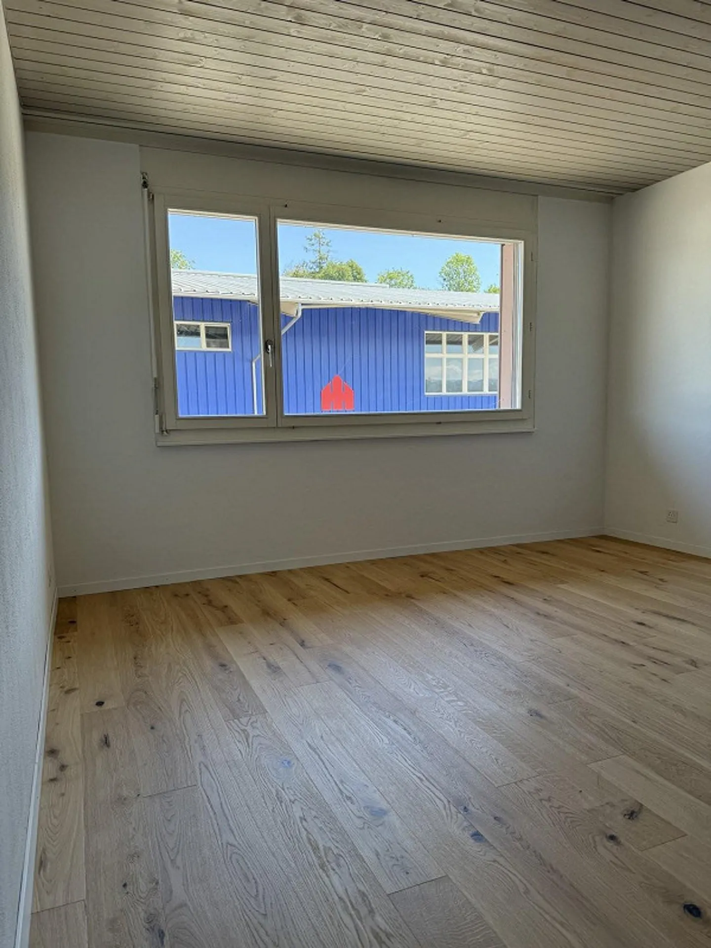 Ampio appartamento di 5,5 locali con terrazza, vista montagna e stufa svedese - Foto 12 di 13