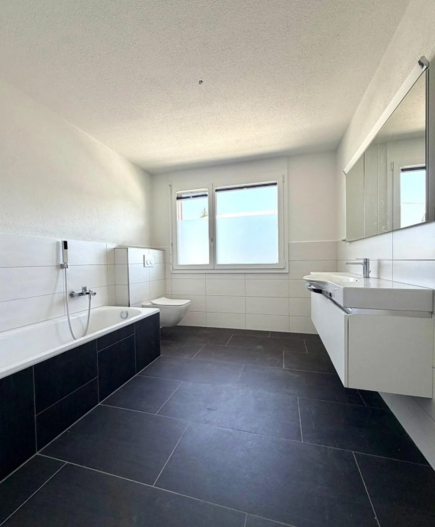 Ampio appartamento di 5,5 locali con terrazza, vista montagna e stufa svedese - Foto 11 di 13