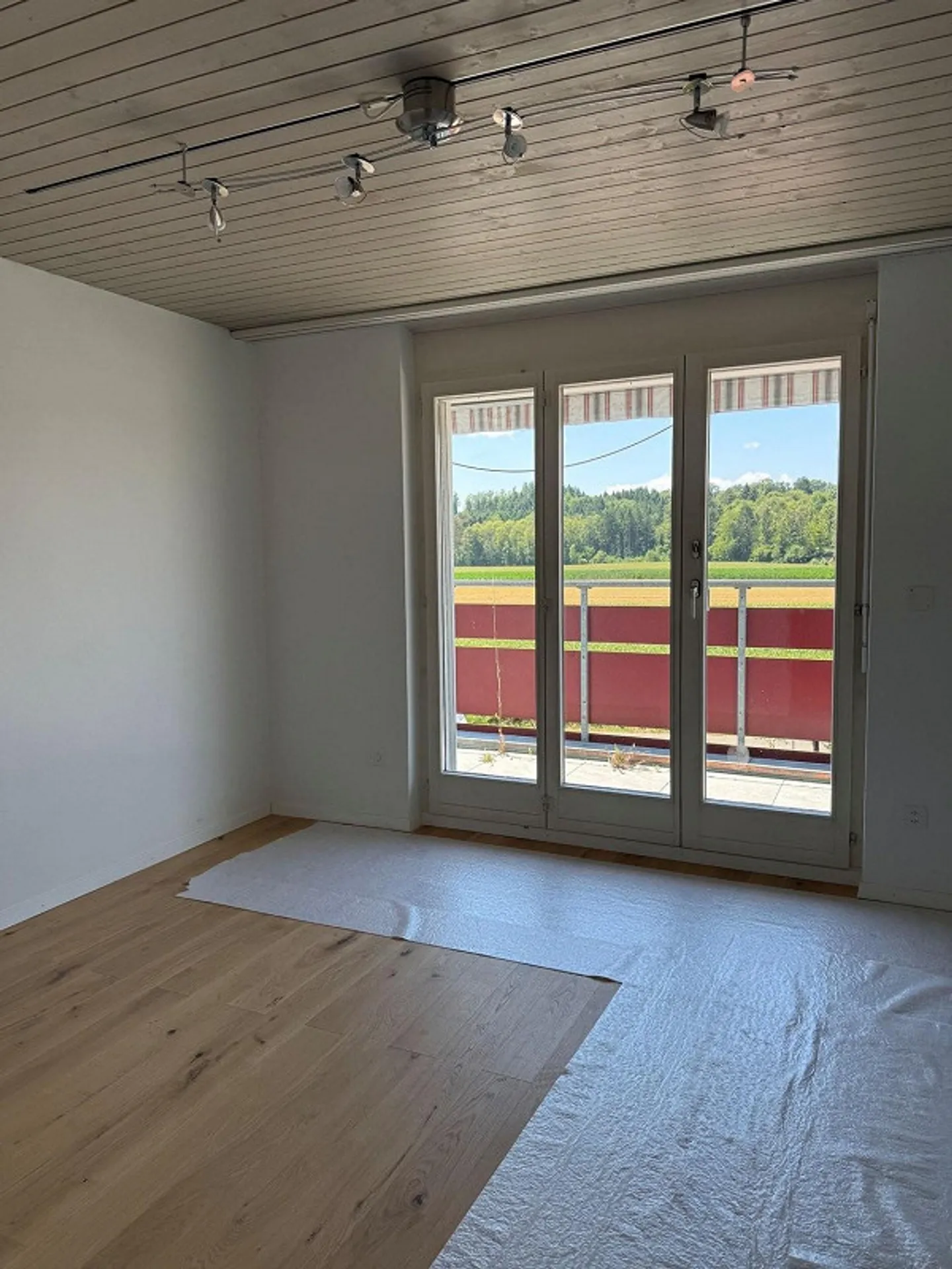 Ampio appartamento di 5,5 locali con terrazza, vista montagna e stufa svedese - Foto 13 di 13