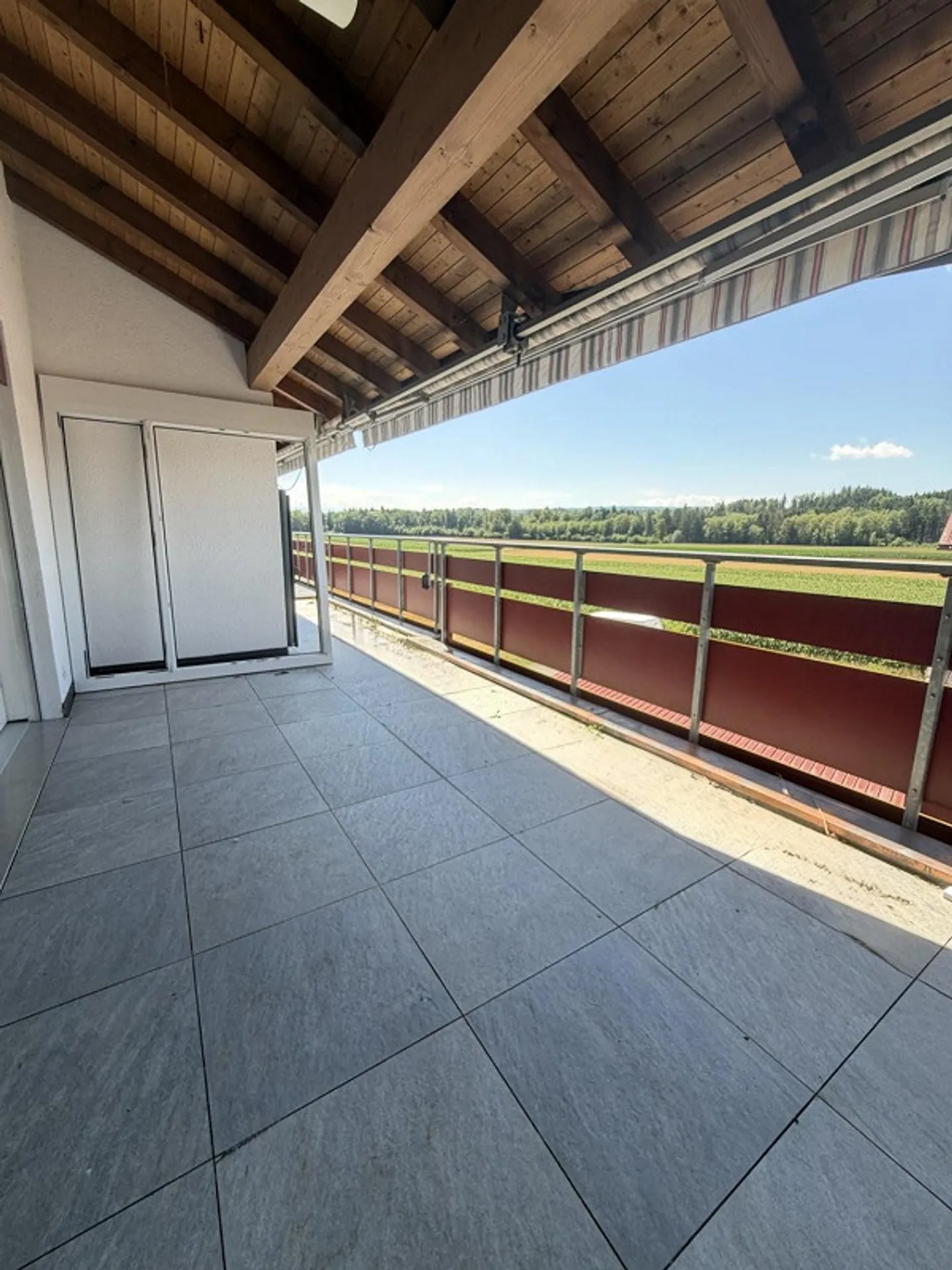 Ampio appartamento di 5,5 locali con terrazza, vista montagna e stufa svedese - Foto 2 di 13