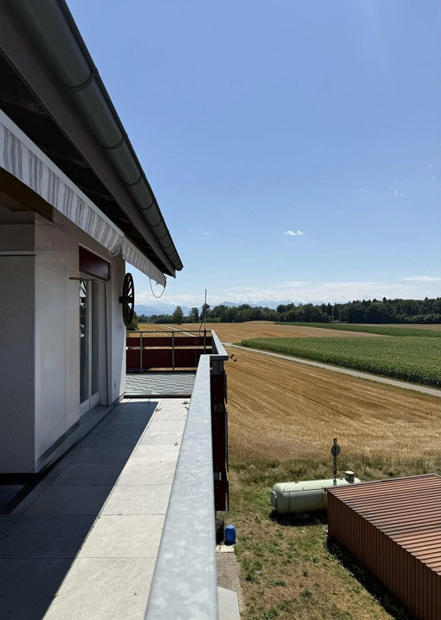 Ampio appartamento di 5,5 locali con terrazza, vista montagna e stufa svedese - Foto 3 di 13