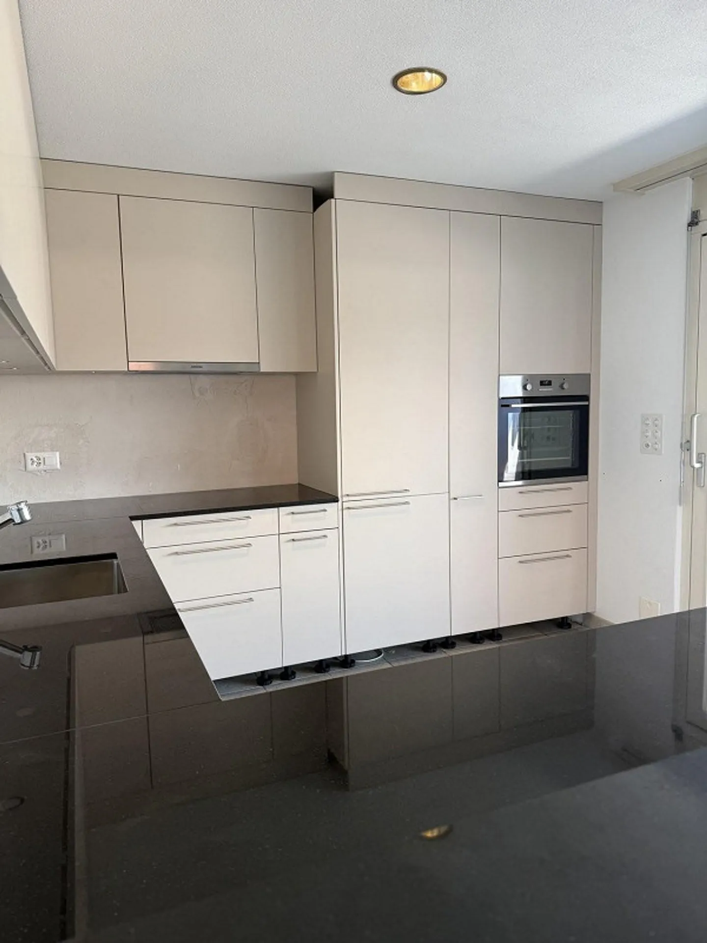 Ampio appartamento di 5,5 locali con terrazza, vista montagna e stufa svedese - Foto 4 di 13