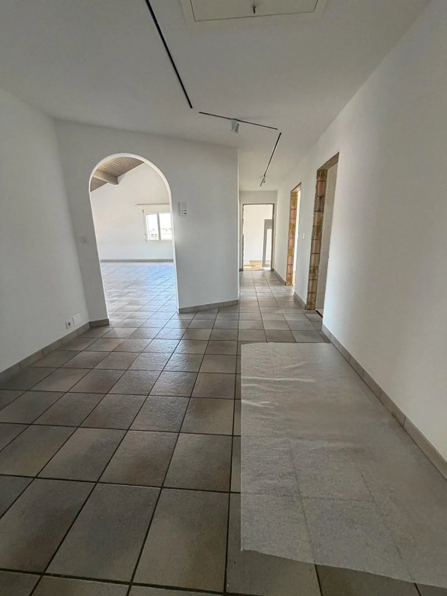 Ampio appartamento di 5,5 locali con terrazza, vista montagna e stufa svedese - Foto 7 di 13