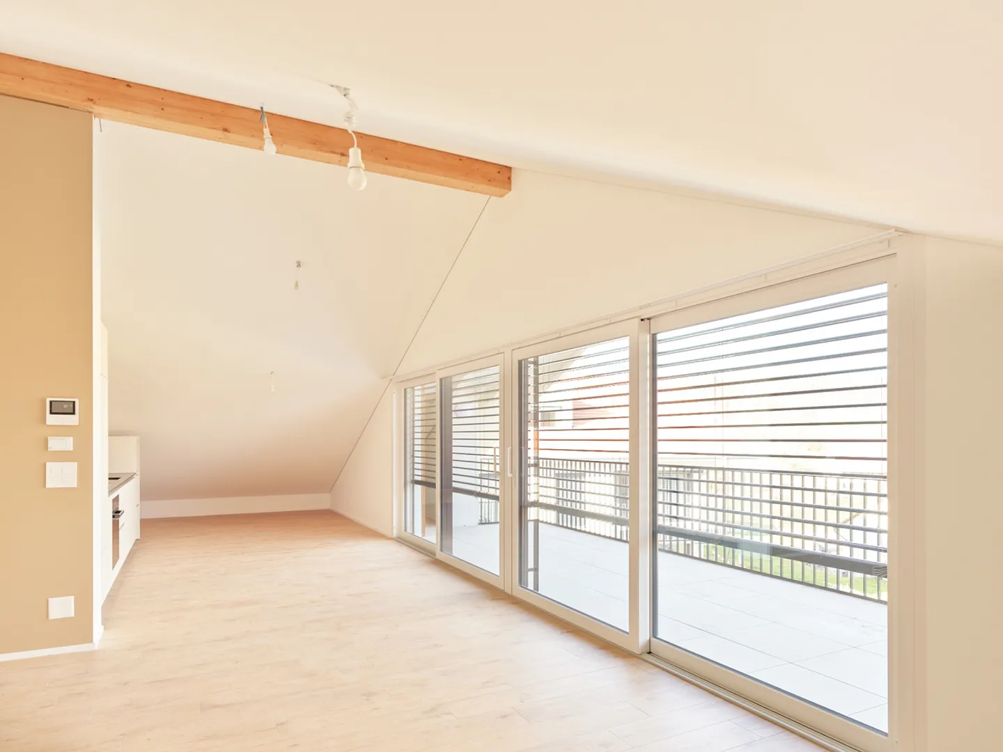 Luxuriöse Attique mit Balkon - Foto 2 von 6