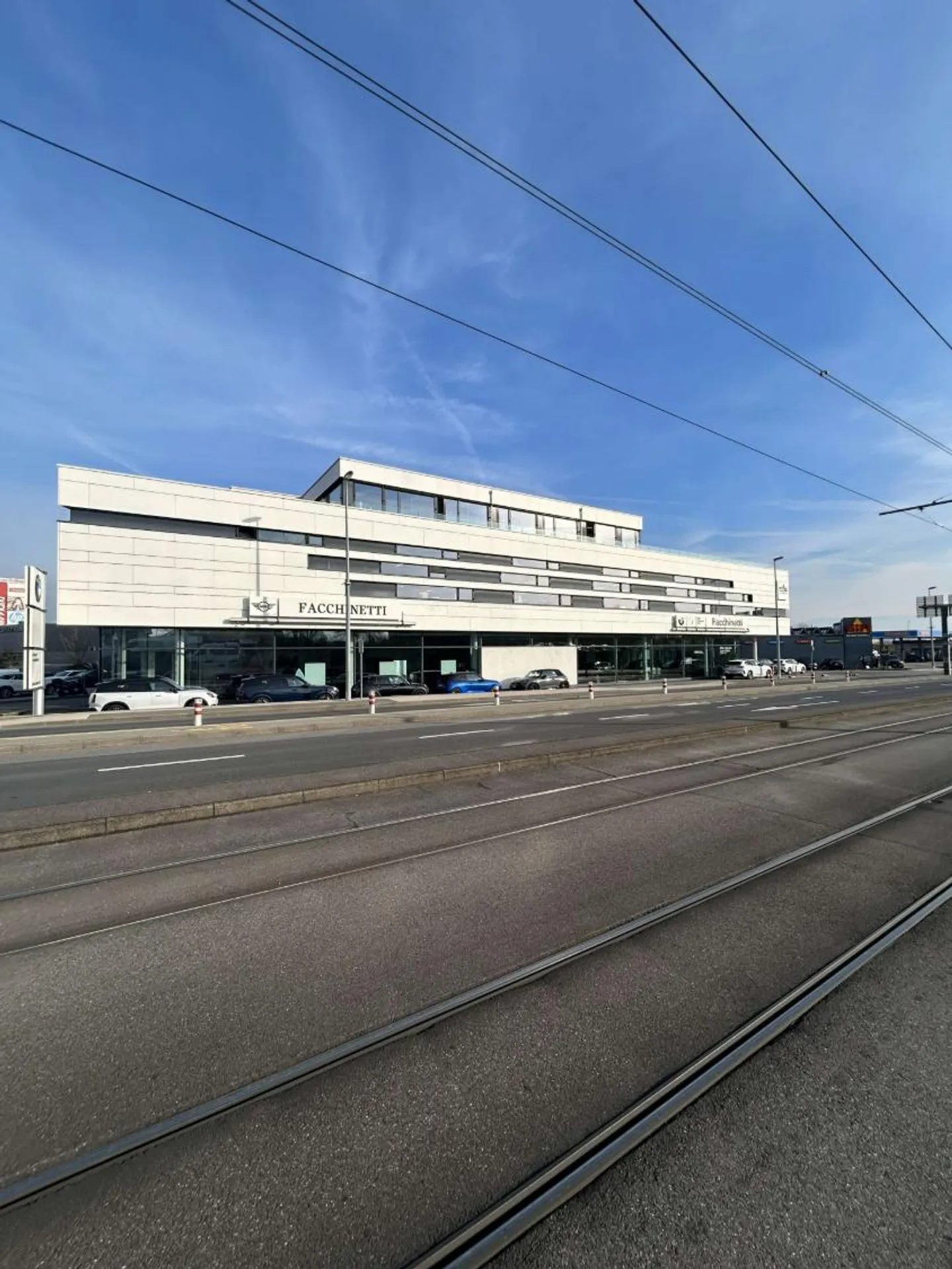 Showroom & Officine in Affitto – Meyrin – 3.000 m² – Visibilità Eccezionale & Parcheggi - Foto 1 di 9